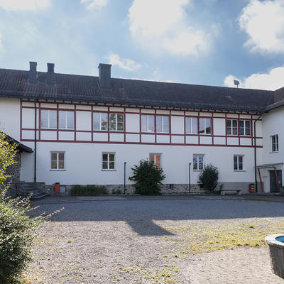 schulhaus_hof.jpg